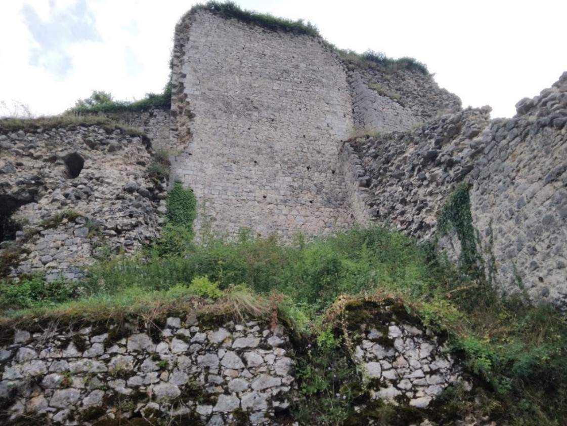 Ostaci dijela temelja i zidova džamije u tvrđavi Ostrovica (Foto: Mehmed Ma&scaron;ić) - Zanimljivosti o bosanskohercegovačkim džamijama: Tvrđavske džamije u Bosanskoj krajini